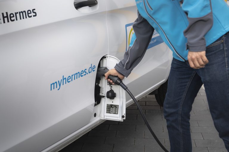 A Mercedes-Benz eVito at a charging station (Photo: Mercedes-Benz Vans)emobility e-mobility electric transporter delivery van zero emission