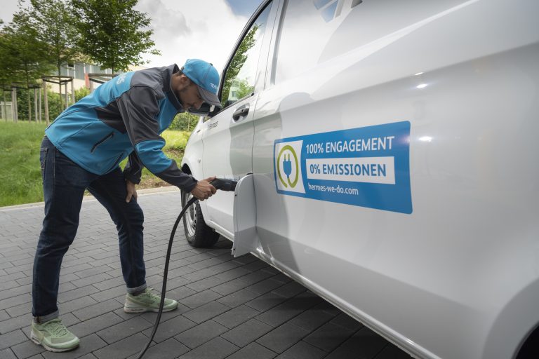 A Mercedes-Benz eVito at a charging station (Photo: Mercedes-Benz Vans)

emobility e-mobility electric transporter delivery van zero emission