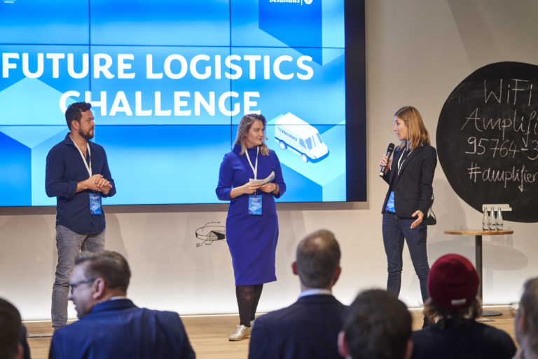 Artur Hasselbach, Head of New Business Development at Volkswagen Nutzfahrzeuge, and Susanne Brand (re.), Head of Innovations at Hermes Europe during the introduction of the finale of the Future Logistics Challenge 2019.