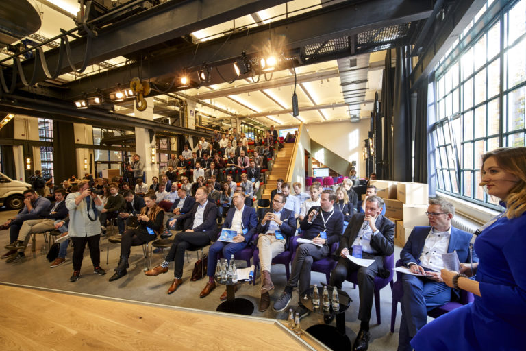 Audience and jury closely monitored the pitches of the 8 finalists of the Future Logistics Challenge 2019 in Berlin.hermes europe; volkswagen commercial vehicles; innovation;