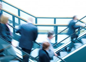 Vor allem Firmenkunden vertrauen bei Geldgeschäften immer noch eher klassischen Bankangestellten als Start-up-Unternehmen mit einer schicken App. (Foto: Getty Images)