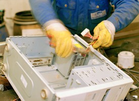Der Elektrofachhandel sowie die Musikindustrie in Zukunft Mitarbeiter abstellen müssen, um den elektronischen Schrott zu sortieren. Wertvolle Stoffe müssen inbeim öffentlich-rechtlichen Entsorgungsträger ausgebaut, die giftigen Flüssigkeiten abgesaugt un die Gehäuse geschreddert werden. (Foto: ddp images)