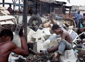 Mit dem neuen Elektrogerätegesetz, das am 1. Oktober in Kraft tritt, soll der illegale Schrottexport nach Afrika eingedämmt werden. Kritiker bezweifeln dies. (Foto: laif)