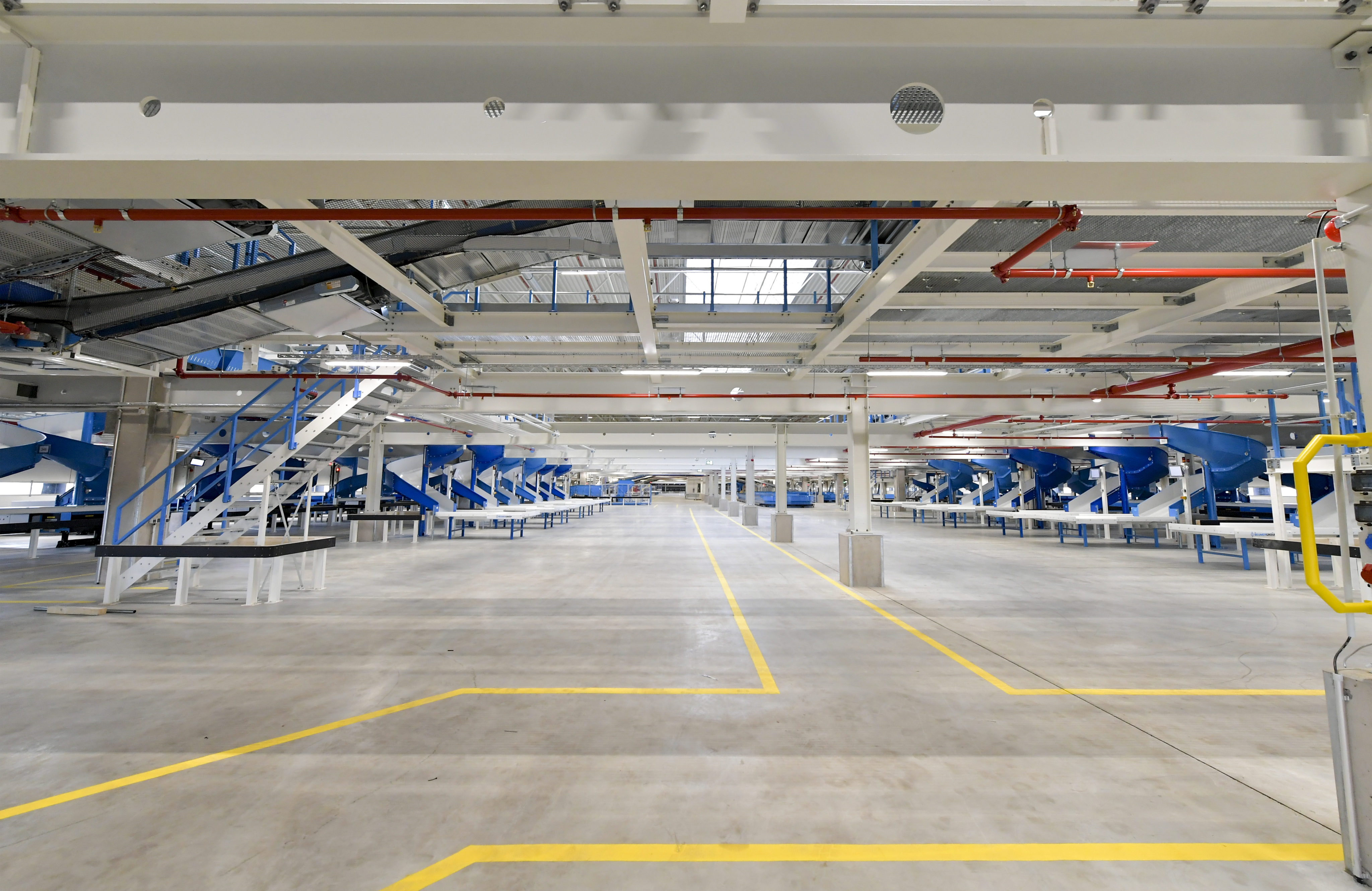 Die Sendung Wird Im Hermes Verteilzentrum Aufbewahrt Infrastruktur-Ausbau: Hermes eröffnet Hochleistungs-Verteilzentrum in