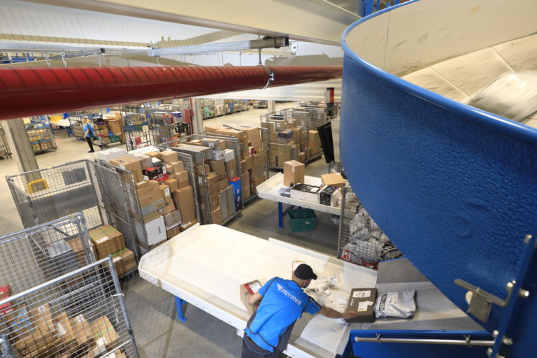 Innenansicht des neuen Hermes Logistik-Centers in Hamburg Billbrook. (Foto: Hermes)



logistikcenter; paketzentrum; verteilzentrum; sortierzentrum; förderband; sorter; technik; standort