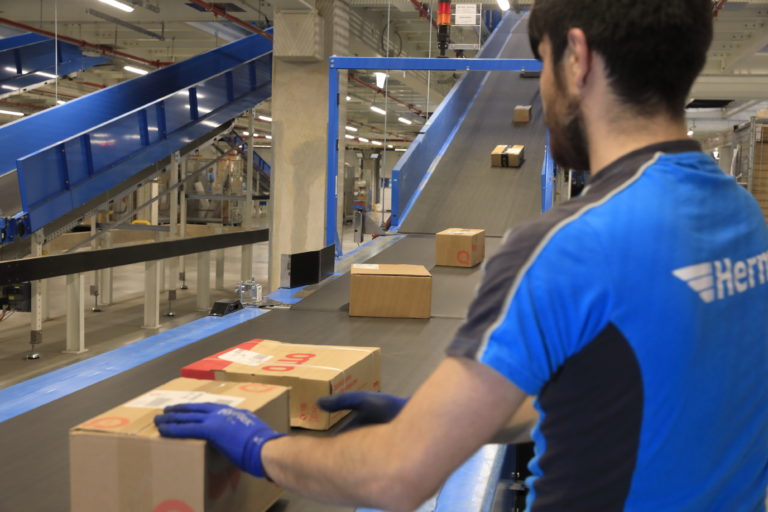 Mitarbeiter des neuen Hermes Logistik-Centers in Hamburg Billbrook bei der Paketsortierung. (Foto: Hermes)



logistikcenter; paketzentrum; verteilzentrum; sortierzentrum; förderband; sorter; technik; standort