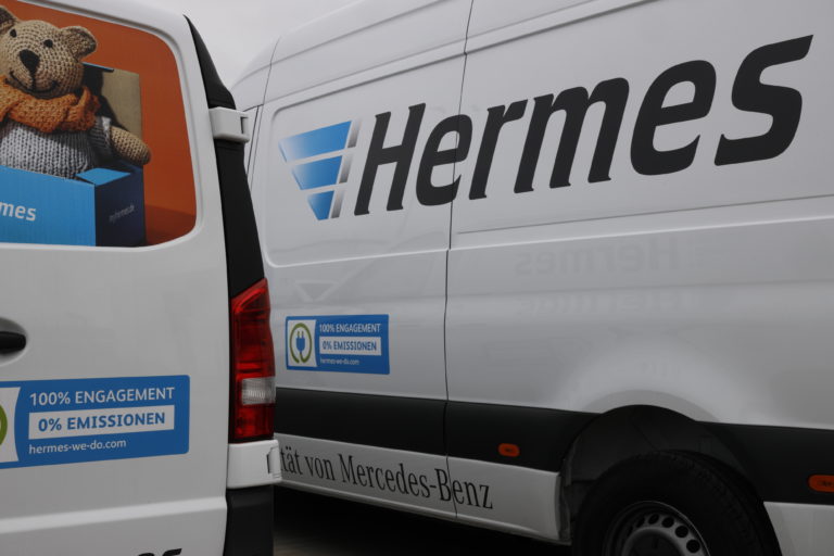 Elektrofahrzeuge von Mercedes-Benz Vans vor dem Hermes Logistik-Center Hamburg. (Foto: Hermes)



e-fahrzeuge; e-sprinter; e-vito; mercedes-benz; daimler; van; ladeinfrastruktur; ladesäule; elektroantrieb; e-mobilität; e-mobilität; elektromobilität