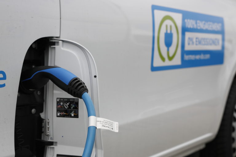 Vor dem Hermes Logistik-Center in Hamburg wird ein Elektrofahrzeug geladen. (Foto: Hermes)



e-fahrzeuge; e-sprinter; e-vito; mercedes-benz; daimler; van; ladeinfrastruktur; ladesäule; elektroantrieb; e-mobilität; e-mobilität; elektromobilität