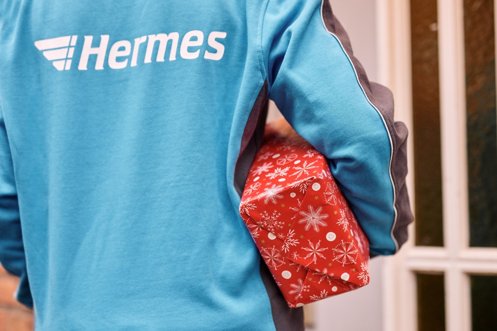 Hermes Mitarbeiterin scannt ein Paket (Foto: Hermes/Willing-Holtz)
