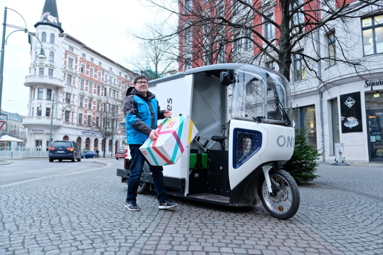 Mehr Flexibilität mit dem Lastenrad (Foto: Hermes)

Nachhaltigkeit; E-Mobilität; Zustellung; Lastenrad; City-Logistik