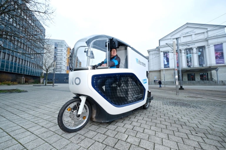 Paketzustellung per Lastenrad in der Magdeburger Innenstadt (Foto: Hermes)

Nachhaltigkeit; E-Mobilität; Zustellung; Lastenrad; City-Logistik