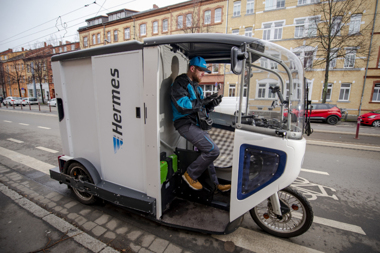 Lastenradzusteller unterwegs in Erfurt (Foto: Hermes Germany/Marcus Scheidel)