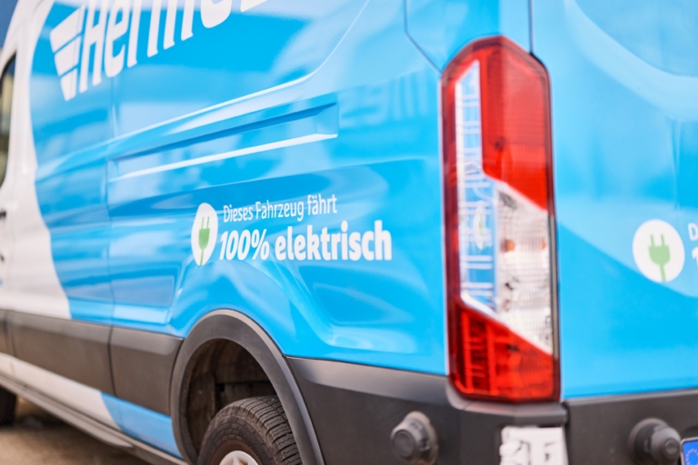 E-Fahrzeug am E-Mobility-Hub von Hermes Germany in Hamburg (Foto: Hermes Germany / Willing-Holtz)

2024; Fahrzeugflotte; Logistik; Nachhaltigkeit; Ladeinfrastruktur; emissionsfrei; E-Mobilität