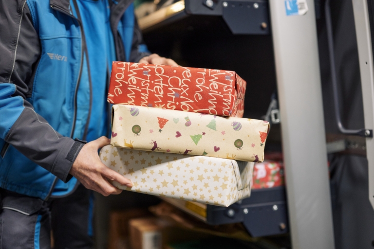 Beladung eines Hermes Transporters mit Weihnachtspaketen (Foto: Hermes Germany / Willing-Holtz)



Weihnachten; Weihnachtspaket; Weihnachtsgeschenk; Peak; Geschenk; Präsent; Geschenkpapier; Paket; Päckchen; Zustellung; Bote; Paketzusteller; Lieferant; Karton; Sendung; Lieferung