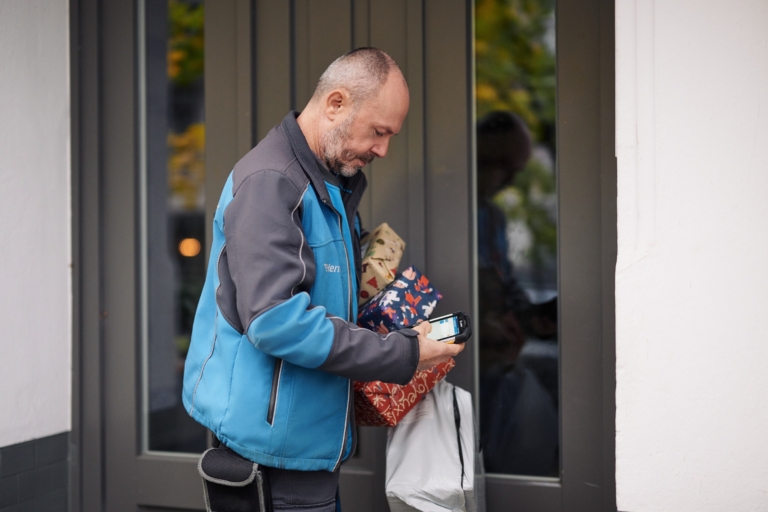 Hermes Zusteller mit Weihnachtspaketen an der Haustür (Foto: Hermes Germany / Willing-Holtz)



Weihnachten; Weihnachtspaket; Weihnachtsgeschenk; Peak; Geschenk; Präsent; Geschenkpapier; Paket; Päckchen; Zustellung; Bote; Paketzusteller; Lieferant; Karton; Sendung; Lieferung