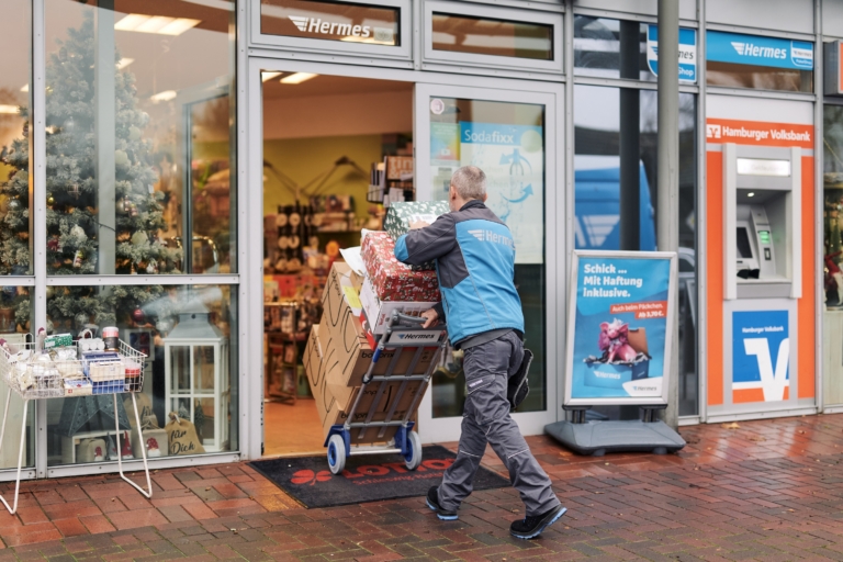 Weihnachtspakete auf dem Weg in den Hermes PaketShop (Foto: Hermes Germany / Willing-Holtz)



Weihnachten; Weihnachtspaket; Weihnachtsgeschenk; Peak; Geschenk; Präsent; Geschenkpapier; Paket; Päckchen; Zustellung; Bote; Paketzusteller; Lieferant; Karton; Sendung; Lieferung; PaketShop