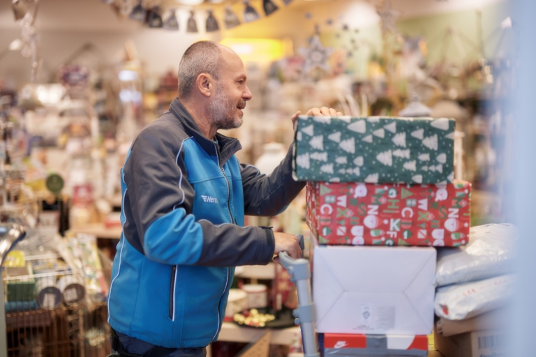 Hermes Zusteller bringt Weihnachtspakete in den PaketShop (Foto: Hermes Germany / Willing-Holtz)



Weihnachten; Weihnachtspaket; Weihnachtsgeschenk; Peak; Geschenk; Präsent; Geschenkpapier; Paket; Päckchen; Zustellung; Bote; Paketzusteller; Lieferant; Karton; Sendung; Lieferung; PaketShop