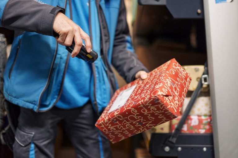 Scannung eines Weihnachtspakets bei der Beladung des Transporters (Foto: Hermes Germany / Willing-Holtz)



Weihnachten; Weihnachtspaket; Weihnachtsgeschenk; Peak; Geschenk; Präsent; Geschenkpapier; Paket; Päckchen; Zustellung; Bote; Paketzusteller; Lieferant; Karton; Sendung; Lieferung