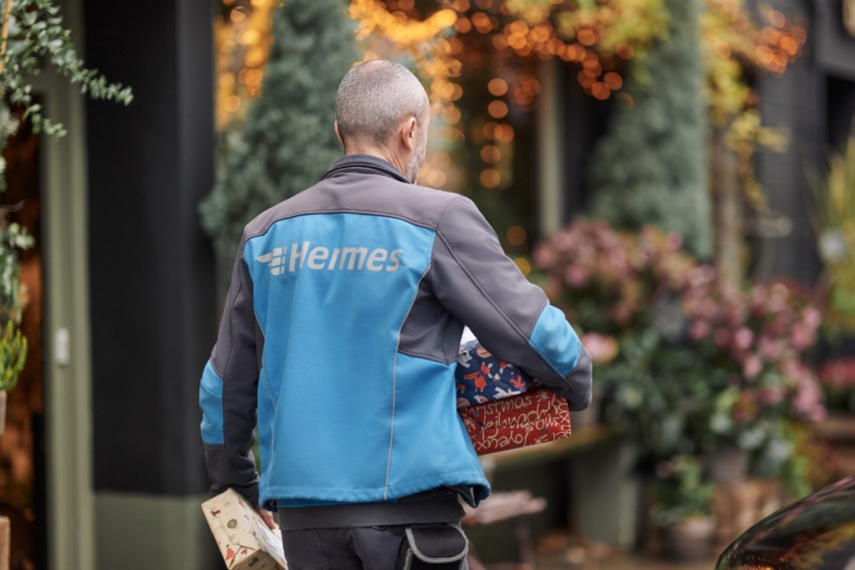 Hermes Zusteller mit Weihnachtspaketen (Foto: Hermes Germany / Willing-Holtz)



Weihnachten; Weihnachtspaket; Weihnachtsgeschenk; Peak; Geschenk; Präsent; Geschenkpapier; Paket; Päckchen; Zustellung; Bote; Paketzusteller; Lieferant; Karton; Sendung; Lieferung