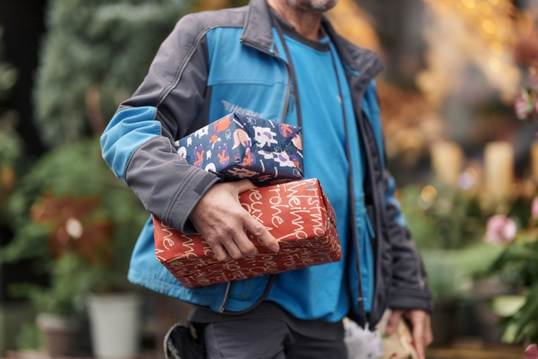 Hermes Zusteller mit Weihnachtspaketen (Foto: Hermes Germany / Willing-Holtz)



Weihnachten; Weihnachtspaket; Weihnachtsgeschenk; Peak; Geschenk; Präsent; Geschenkpapier; Paket; Päckchen; Zustellung; Bote; Paketzusteller; Lieferant; Karton; Sendung; Lieferung