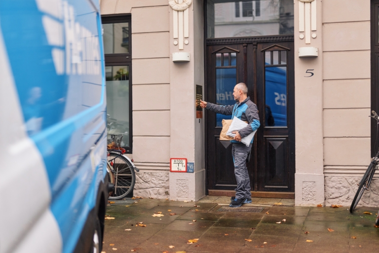 Paketzustellung von Hermes Germany an der Haustür (Foto: Hermes Germany / Willing-Holtz)



2023; Fahrzeugflotte; Logistik; Paketlogistik; Nachhaltigkeit; Zustellung; Zusteller; Haustürzustellung; emissionsfrei; Hamburg