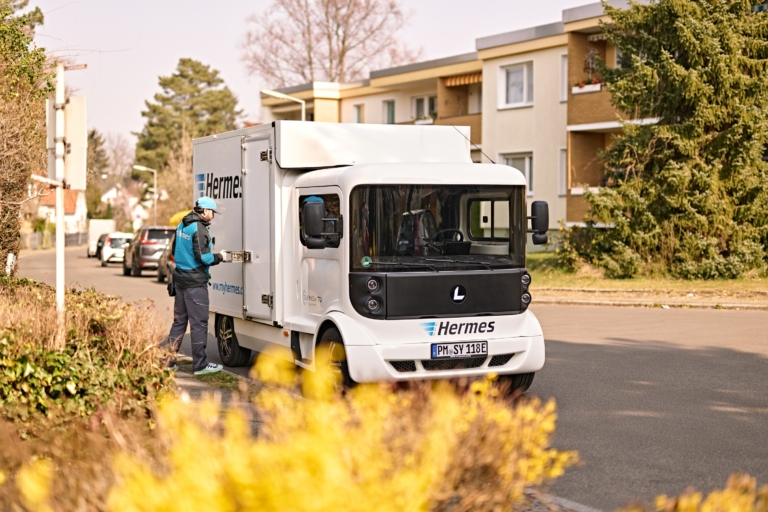 Elektrische Zustellung: E-Transporter in Berliner Wohngebiet im März 2025 (Foto: Hermes Germany / Willing-Holtz)



Elektromobilität; E-Mobility; Letzte Meile; Elektrotransporter; E-Transporter; Paketlogistik; Paketzustellung; Logistik; Nachhaltigkeit; Berlin; 2025