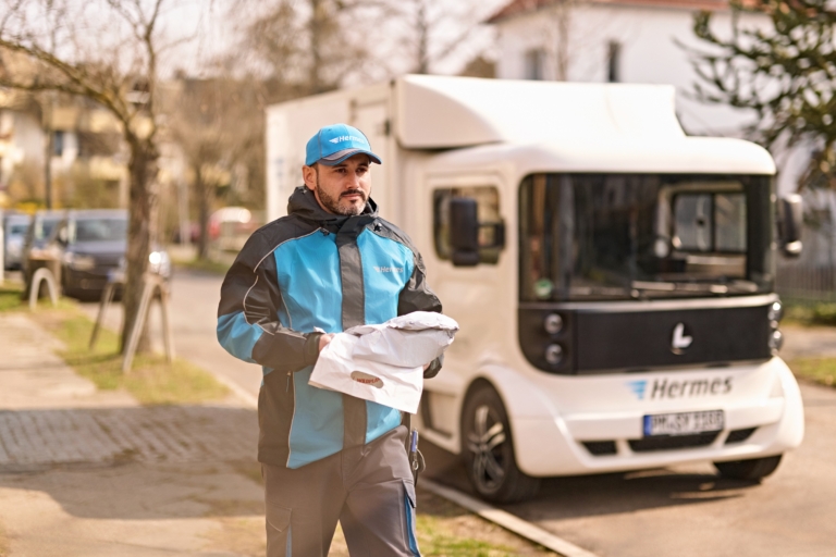 Hermes Zusteller mit E-Transporter in Berliner Wohngebiet im März 2025 (Foto: Hermes Germany / Willing-Holtz)



Elektromobilität; E-Mobility; Letzte Meile; Elektrotransporter; E-Transporter; Paketlogistik; Paketzustellung; Logistik; Nachhaltigkeit; Berlin; 2025
