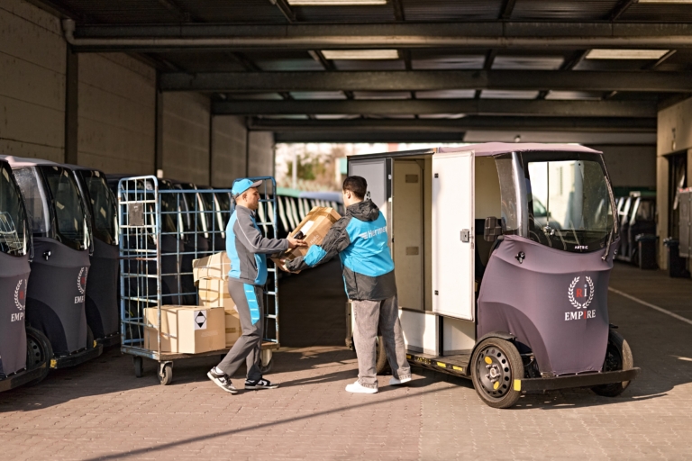 Elektrische Zustellung: Beladung eines Lastenrads an einer Zustellbasis in Berlin im März 2025 (Foto: Hermes Germany / Willing-Holtz)



Elektromobilität; E-Mobility; Letzte Meile; Lastenrad; Cargobike; Paketlogistik; Logistik; Nachhaltigkeit; Berlin; 2025