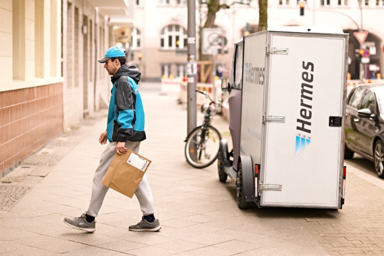 Hermes Zusteller mit Lastenrad in Berlin (Foto: Hermes Germany / Willing-Holtz)



Elektromobilität; E-Mobility; Letzte Meile; Lastenrad; Cargobike; Paketlogistik; Paketzustellung; Logistik; Nachhaltigkeit; Berlin; 2025