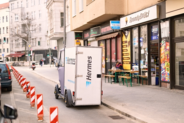 Elektrisch durch Berlin: Lastenrad passiert einen Hermes PaketShop in Schöneberg (Foto: Hermes Germany / Willing-Holtz)



Elektromobilität; E-Mobility; Letzte Meile; Lastenrad; Cargobike; Paketlogistik; Logistik; Nachhaltigkeit; Berlin; 2025