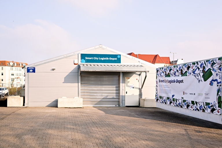 Tagsüber ist es ruhig am gemeinschaftlich genutzten Mikrodepot von DB InfraGO an der Messe in Berlin (Foto: Hermes Germany / Willing-Holtz)



Mikrodepot; Elektromobilität; E-Mobility; Letzte Meile; Lastenrad; Cargobike; Paketlogistik; Logistik; Nachhaltigkeit; Berlin; 2025