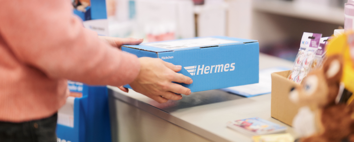 Abgabe einer privaten Sendung in einem von rund 17.000 Hermes PaketShops (Foto: Hermes Germany / Willing-Holtz)