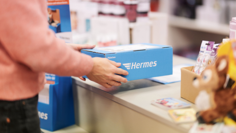 Abgabe einer privaten Sendung in einem von rund 17.000 Hermes PaketShops (Foto: Hermes Germany / Willing-Holtz)