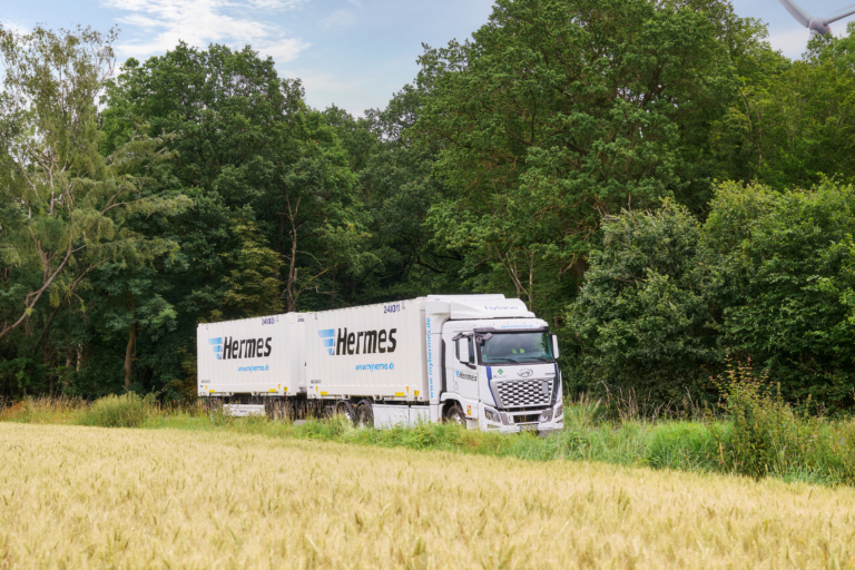 Seit Februar 2024 im Einsatz: Der Hyundai FC Xcient Fuel Cell verfügt über zwei H2-Brennstoffzellen und sieben Wasserstoffspeichertanks mit einem Gesamtvolumen von mehr als 32 Kilogramm (Foto: Hermes Germany / Willing-Holtz)



Hermes Germany; Logistik-Center; Friedewald; 2024; Lange Strecke; Wasserstoff-Lkw; E-Lkw; Elektromobilität

 