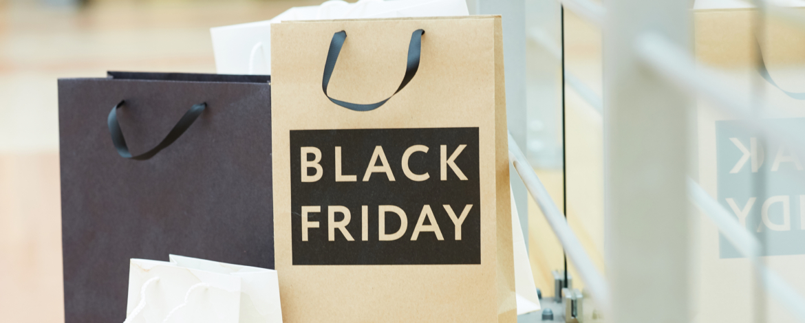 Nahaufnahme von Papier-Einkaufstüten, eine ist bedruckt mit der Aufschrift Black Friday.