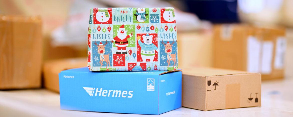 Weihnachtspäckchen und -paketen stapeln sich auf einem Laufband im Hermes-Depot (Foto: Hermes Germany / Willing-Holtz)