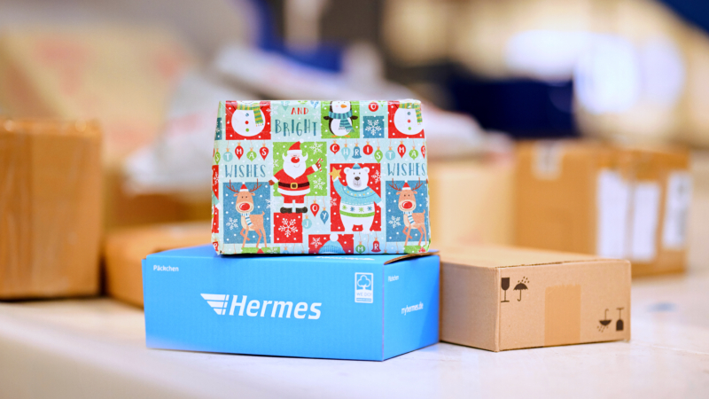 Weihnachtspäckchen und -paketen stapeln sich auf einem Laufband im Hermes-Depot (Foto: Hermes Germany / Willing-Holtz)