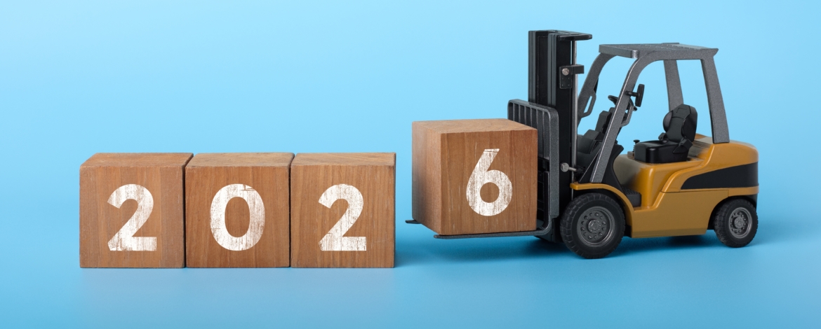 Ein Mini-Bagger stapelt 2026 aus Holzbaukästen.