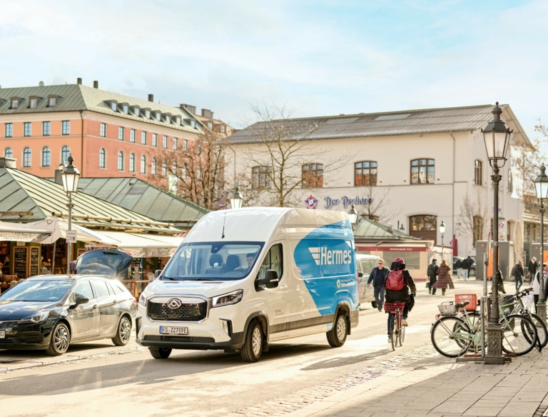 Seit März 2026 kommen Hermes-Sendungen im gesamten Münchner Stadtgebiet per E-Transporter und damit ohne den lokalen Ausstoß von CO2-Emissionen an die Haustüren und PaketShops. (Foto: Hermes Germany / Willing-Holtz)

Hermes Germany; E-Mobilität; E-Transporter; Nachhaltigkeit; München; Zustellflotte; Fahrzeugflotte; Letzte Meile; City-Logistik; E-Mobility; Elektrofahrzeuge