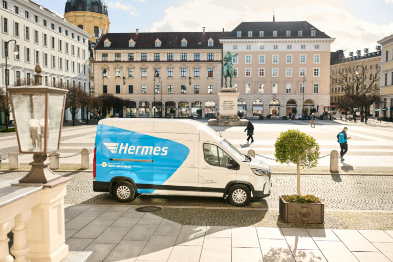 Hermes Germany stellt seit März 2026 in der gesamten bayerischen Landeshauptstadt mit E-Transportern und damit ohne den lokalen Ausstoß von CO2-Emissionen zu. (Foto: Hermes Germany / Willing-Holtz)

Hermes Germany; E-Mobilität; E-Transporter; Nachhaltigkeit; München; Zustellflotte; Fahrzeugflotte; Letzte Meile; City-Logistik; E-Mobility; Elektrofahrzeuge