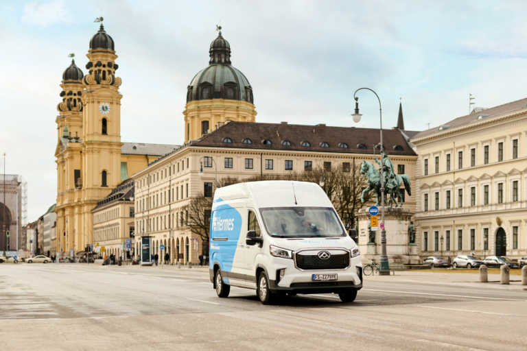 Hermes-Sendungen werden seit März 2026 flächendeckend in ganz München per E-Transporter an Haustüren und PaketShops zugestellt. (Foto: Hermes Germany / Willing-Holtz)

Hermes Germany; E-Mobilität; E-Transporter; Nachhaltigkeit; München; Zustellflotte; Fahrzeugflotte; Letzte Meile; City-Logistik; E-Mobility; Elektrofahrzeuge