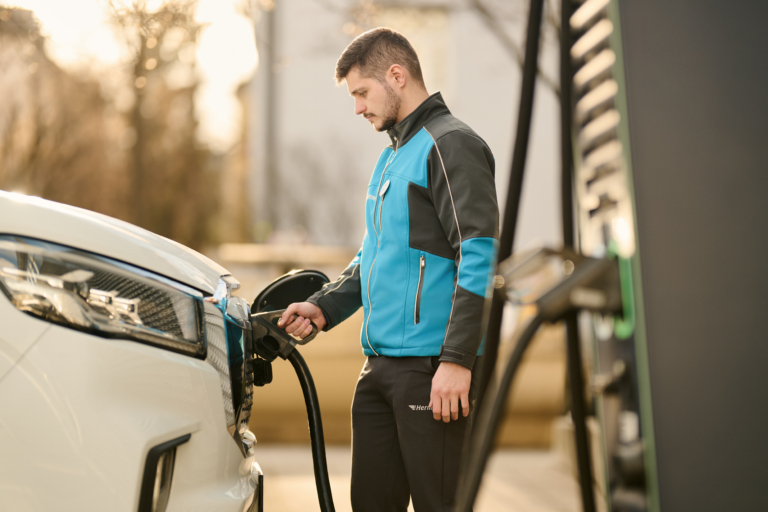 Hermes Zusteller beim Laden an einer Ladesäule. (Foto: Hermes Germany / Willing-Holtz)

Hermes Germany; E-Mobilität; E-Transporter; Nachhaltigkeit; München; Zustellflotte; Fahrzeugflotte; Letzte Meile; City-Logistik; E-Mobility; Elektrofahrzeuge; Ladeinfrastruktur