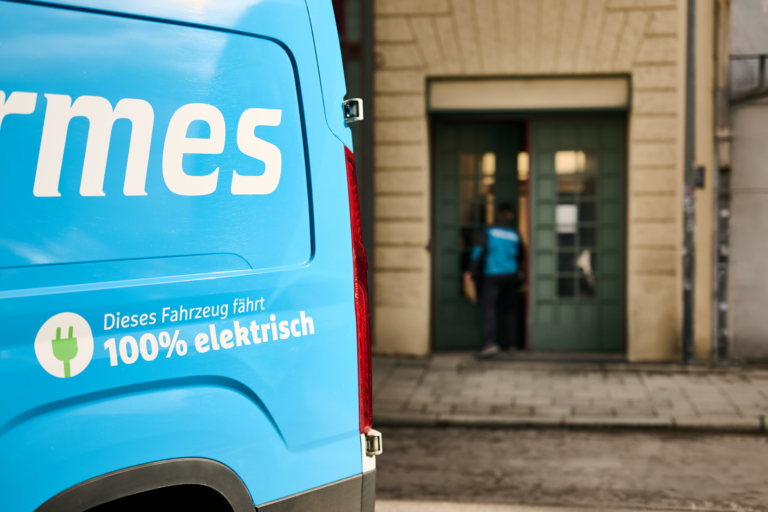 Hermes Zusteller bei der Arbeit in München. Hermes Germany stellt in ganz München per E-Transporter zu. (Foto: Hermes Germany / Willing-Holtz)

Hermes Germany; E-Mobilität; E-Transporter; Nachhaltigkeit; München; Zustellflotte; Fahrzeugflotte; Letzte Meile; City-Logistik; E-Mobility; Elektrofahrzeuge