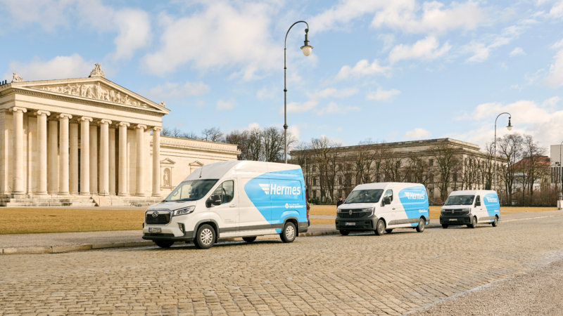 Hermes E-Transporter stehen hintereinander vor der Glyptothek in München. Sie sind schräg von vorne zu sehen.