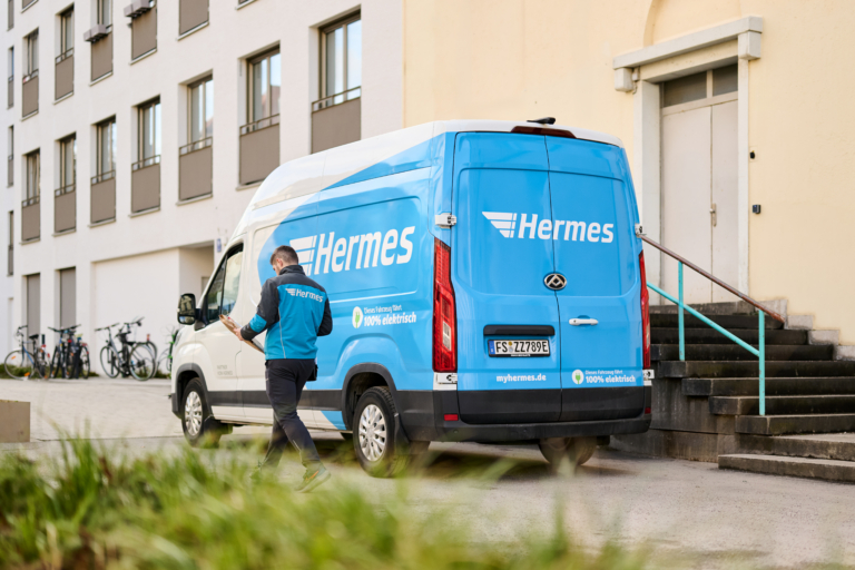 Hermes Germany elektrifiziert die Zustellflotte fortlaufend. Zum März 2026 liefert der Paketdienstleister in über 80 Innenstädten lokal emissionsfrei per E-Transporter oder Lastenrad aus. (Foto: Hermes Germany / Willing-Holtz)

Hermes Germany; E-Mobilität; E-Transporter; Nachhaltigkeit; München; Zustellflotte; Fahrzeugflotte; Letzte Meile; City-Logistik; E-Mobility; Elektrofahrzeuge; Innenstädte