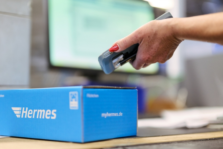 Die Logistik-Standorte von Hermes Germany arbeiten mit neuen Handscannern. (Foto: Hermes Germany / Willing-Holtz)

Logistik-Center; Sortierzentrum; Technologie; Scanner; Handheld Scanner; Handscanner; Hardware