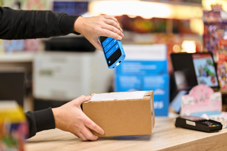 Neuer Handscanner in einem der über 17.000 PaketShops von Hermes Germany (Foto: Hermes Germany / Willing-Holtz)

Handscanner; Handheld Scanner; Scanner; Hardware; Technologie; PaketShop; POS