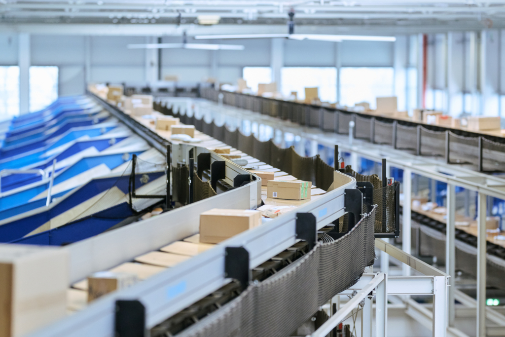 Paketbänder mit Päckchen und Paketen im LC Langenhagen (Foto: Hermes Germany / Willing-Holtz)