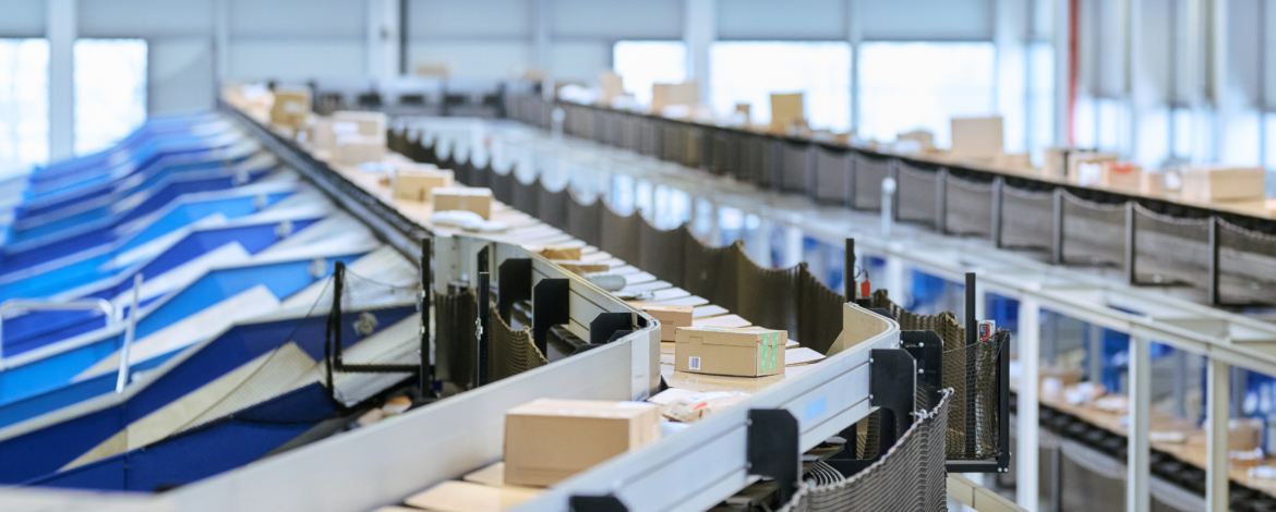 Paketbänder mit Päckchen und Paketen im LC Langenhagen (Foto: Hermes Germany / Willing-Holtz)