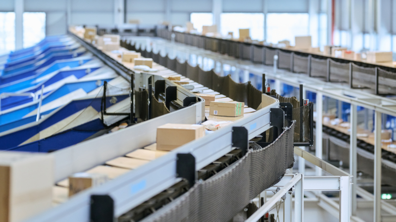 Paketbänder mit Päckchen und Paketen im LC Langenhagen (Foto: Hermes Germany / Willing-Holtz)
